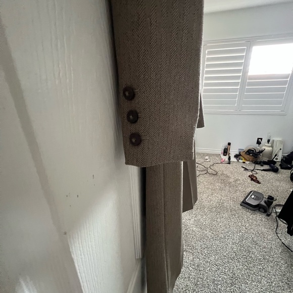 Tan brown business pant suit. Size 6. LEVINE CLASSICS brand. Polyester. - Picture 2 of 5